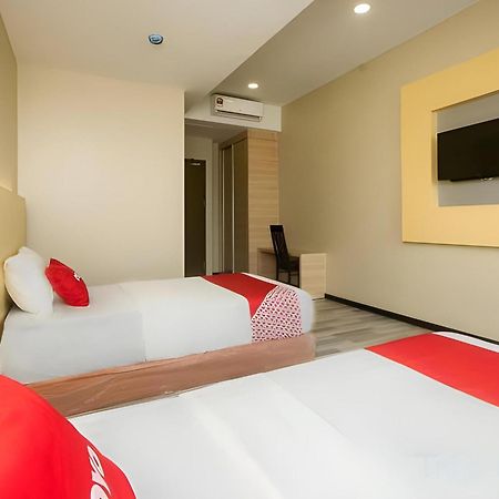 Super Oyo 976 Dragon Inn Miri Bagian luar foto
